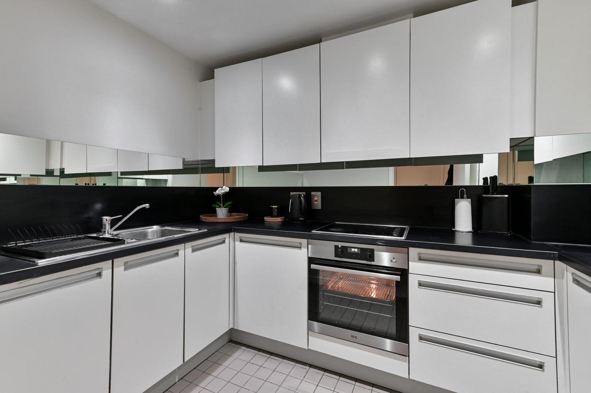 Khayat Homes - The Cosmo - Two Bed London Exterior photo